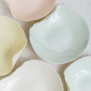 Atelier Marie-Hélène Robillard | Petits bols de service en porcelaine de la collection Ondulations 