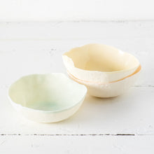 Charger l&#39;image dans la galerie, Moyen bol façonné à la main Ondulations | Waves medium handmade bowl
