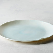 Charger l&#39;image dans la galerie, Plat repas façonné à la main Ondulations | Waves handmade dinner plate
