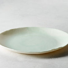 Charger l&#39;image dans la galerie, Plat repas façonné à la main Ondulations | Waves handmade dinner plate
