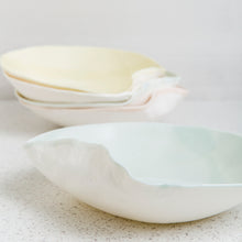 Charger l&#39;image dans la galerie, Atelier Marie-Hélène Robillard | Petits bols de porcelaine de la collection Ondulations
