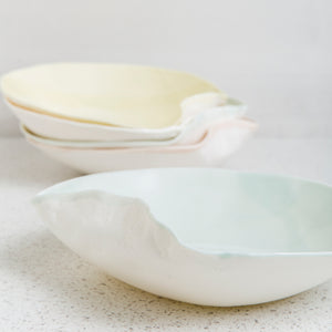 Atelier Marie-Hélène Robillard | Petits bols de porcelaine de la collection Ondulations