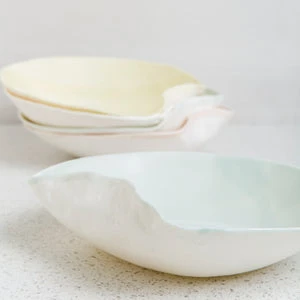 Atelier Marie-Hélène Robillard | Petits bols de porcelaine de la collection Ondulations