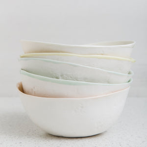 Atelier Marie-Hélène Robillard | Empilade de bols repas en porcelaine de la collection Mousse