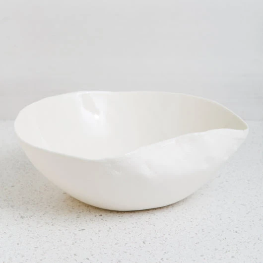 Atelier Marie-Hélène Robillard | Grand bol de service en porcelaine de la collection Ondulations