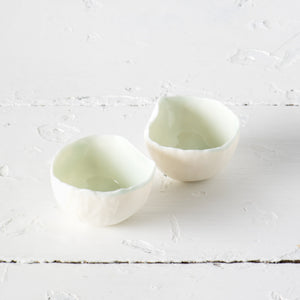 Atelier Marie-Hélène Robillard | Gobelet à saké en porcelaine fine de la collection Ondulations