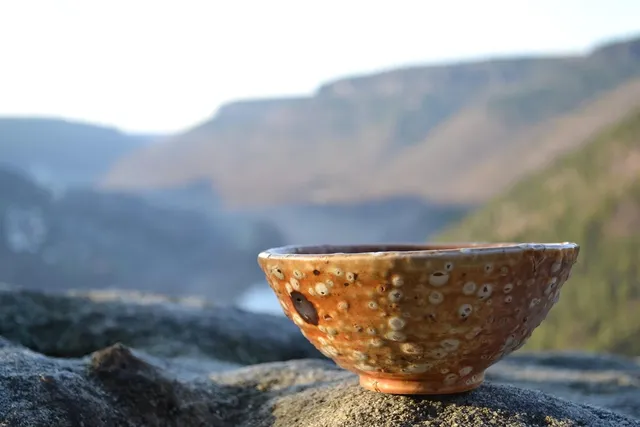 Charger l'image dans la galerie, Petit bol façonné à la main Ondulations | Waves small handmade bowl
