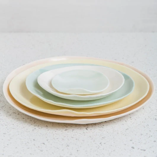 Charger l'image dans la galerie, Plat repas façonné à la main Ondulations | Waves handmade dinner plate
